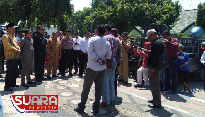Perbup Pilkades Dinilai Jadi Pemicu Komflik, Sejumlah Massa Demo Kantor DPRD Sumenep 8 Perbup Pilkades Dinilai Jadi Pemicu Komflik, Sejumlah Massa Demo Kantor DPRD Sumenep