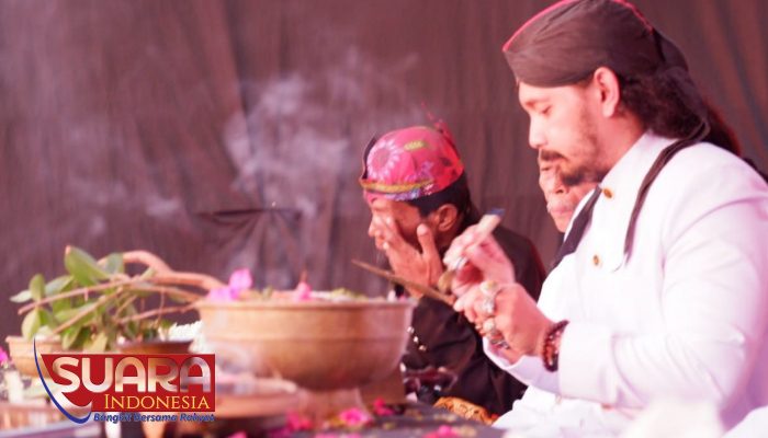 Lestarikan Budaya Leluhur, Warga Sumenep Gelar Ritual Sakral Jamasan Keris Pusaka Keraton 8 Lestarikan Budaya Leluhur, Warga Sumenep Gelar Ritual Sakral Jamasan Keris Pusaka Keraton