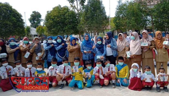 Antisipasi Penyakit ISPA, Dinkes OKI Bagikan Masker