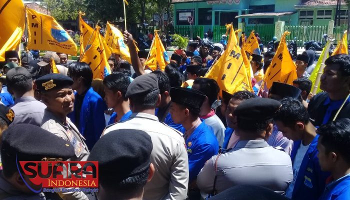 Tuntut KPK Profesional, PMII Demo Kantor DPRD Pamekasan