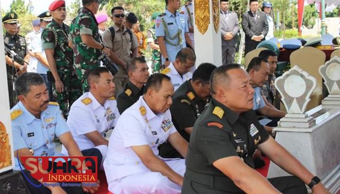 Pangkoarmada II Dampingi Panglima TNI Ziarah Ke Makam Panglima Besar Jenderal Soedirman
