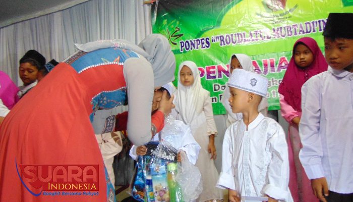 Hadiri Pengajian, Cara Bupati Jember Dengar Langsung Keluhan Masyarakat 9 Hadiri Pengajian, Cara Bupati Jember Dengar Langsung Keluhan Masyarakat