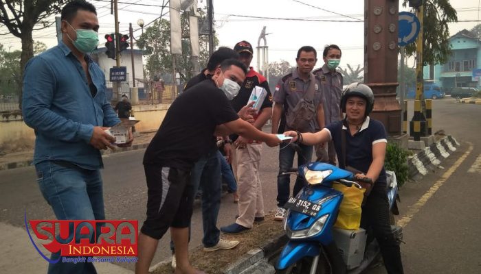 Peduli Masyarakat, Club Leopard Batang Hari Bagi-Bagi Masker