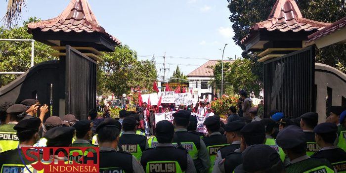 Tolak Pelemahan UU KPK, Mahasiswa Demo Kantor DPRD Bangkalan