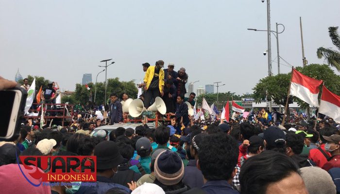 Mahasiswa Meminta DPR Berada di Tengah Massa