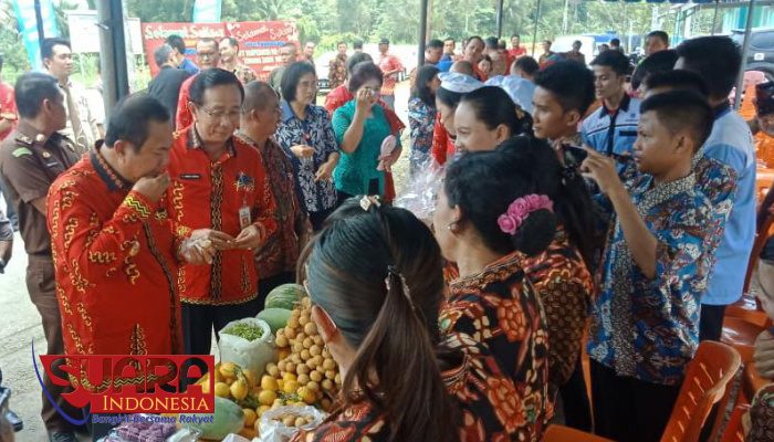 Bupati Nias Cicipi Hasil Karya Kelompok Koperasi Distand Pameran 13 Bupati Nias Cicipi Hasil Karya Kelompok Koperasi Distand Pameran