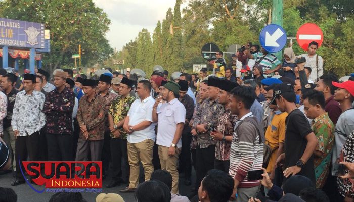 Sembilan Tuntutan Dipenuhi DPRD Bangkalan, Demonstran ATB Bubar Tertib 11 Sembilan Tuntutan Dipenuhi DPRD Bangkalan, Demonstran ATB Bubar Tertib