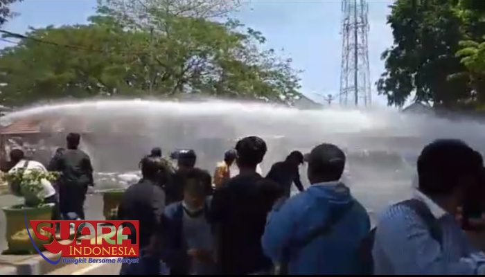 Aksi Demonstrasi di Pamekasan Ricuh, Polisi Tembakkan Gas Air Mata