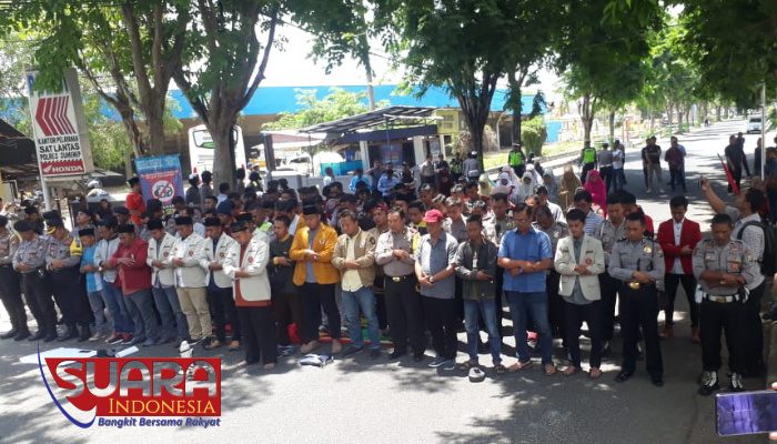 Gelar Aksi Solidaritas Atas Meninggalnya Immawan La Randi, IMM Ajak Jajaran Polres Sumenep Sholat Gaib Bersama 10 Gelar Aksi Solidaritas Atas Meninggalnya Immawan La Randi, IMM Ajak Jajaran Polres Sumenep Sholat Gaib Bersama