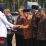 bupati menyerahkan penghargaan umroh gratis bagi pendoroh 100 kali