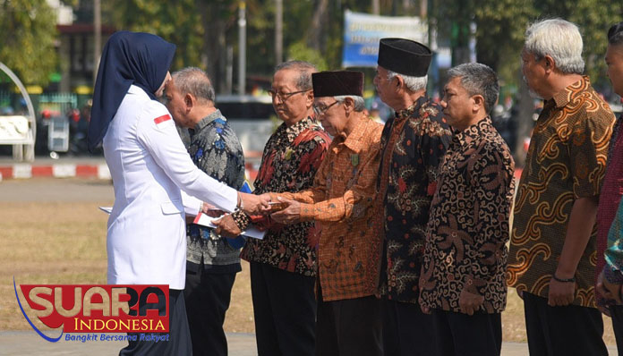 bupati menyerahkan penghargaan umroh gratis bagi pendoroh 100 kali