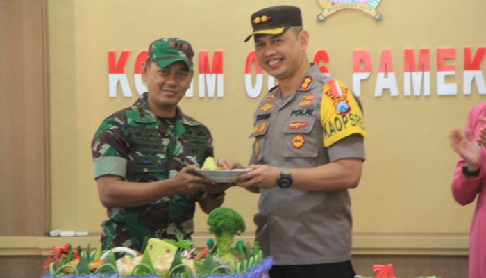 HUT TNI Ke 74, Polres Pamekasan Hadiahi Dandim Nasi Tumpeng