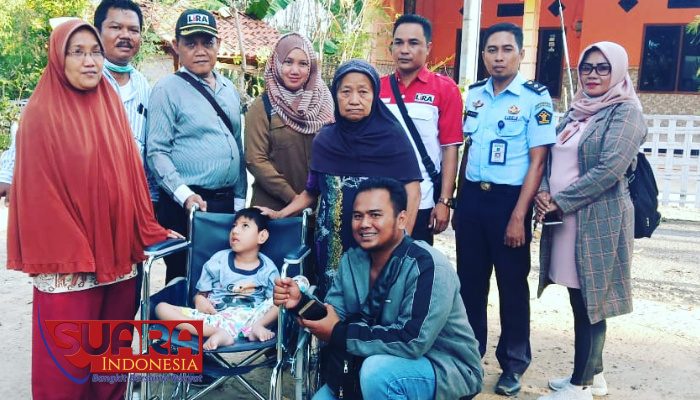 Dapat Bantuan Kursi Roda, Agam Kini Bisa Tersenyum