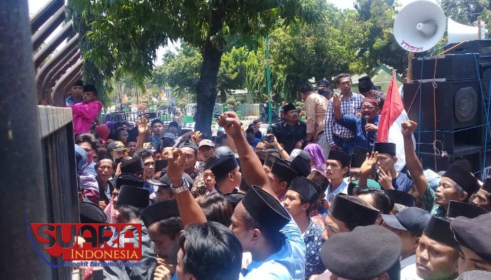 Protes Perbup Pilkades, Ratusan Masyarakat Desa Juruan Laok Gelar Aksi Turun Jalan