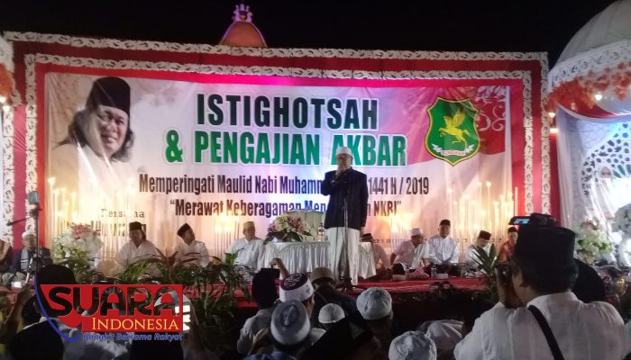 Pemkab Sumenep Datangkan Gus Muwafiq, Ribuan Jama'ah Penuhi Depan Masjid Jamik Sumenep 8 Pemkab Sumenep Datangkan Gus Muwafiq, Ribuan Jama’ah Penuhi Depan Masjid Jamik Sumenep