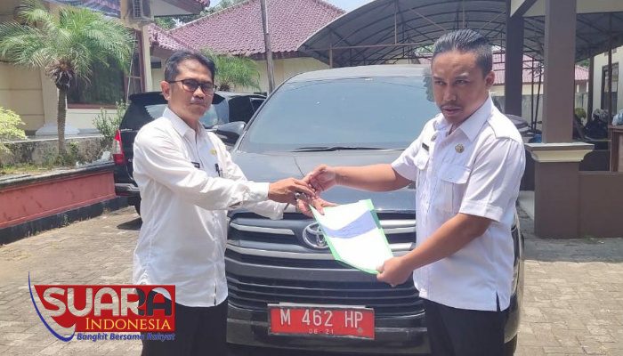 Setelah Dipinjam Pakai, Akhirnya Kadisbudpar Serahkan Kembali Mobdin DPMPTSP Bangkalan