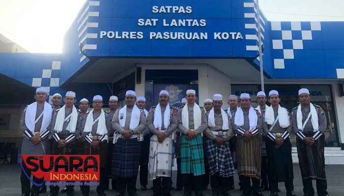 Peringati Hari Santri ke 5, Satpas Satlantas Polres Pasuruan Kota Lakukan Pelayanan Dengan Pakaian Ala Santri