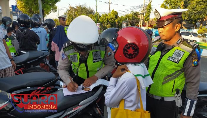Satlantas Polres Sumenep Tilang Puluhan Kendaran di Hari Pertama Operasi 12 Satlantas Polres Sumenep Tilang Puluhan Kendaran di Hari Pertama Operasi