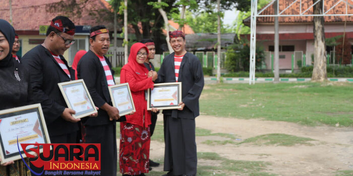 Awal Tahun 2024, Pj Bupati Pamekasan Beri Penghargaan Inovatif OPD Berprestasi