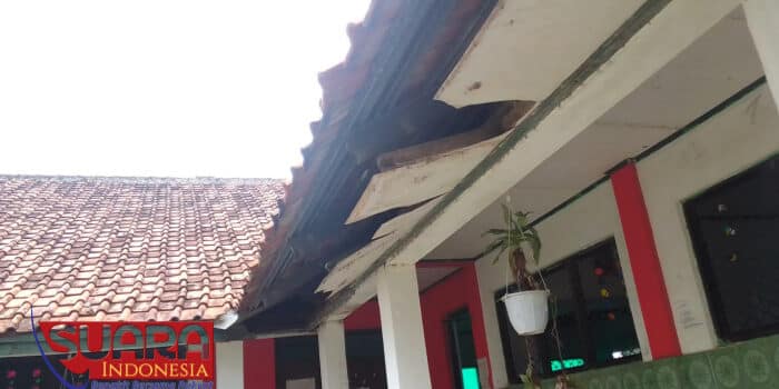 Minimnya Perawatan Gedung SDN Surianeun 1 Patia, Kepsek Bungkam Saat Dikonfirmasi