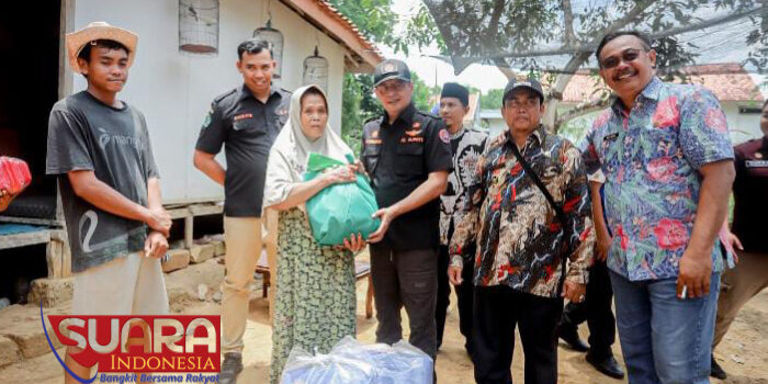 Kunjungi Warga Terdampak Angin Kencang, PJ Bupati Pamekasan Salurkan Bantuan Peralatan dan Bahan Pokok