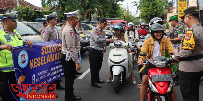 Operasi Keselamatan Semeru 2024, Wakapolres Pamekasan Bersama PJU dan Instansi Bagikan Brosur