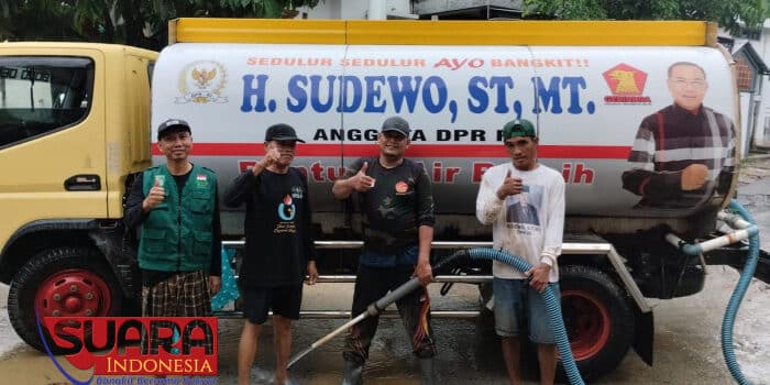 Genangan Banjir Surut, Warga Sumbersari Gotong-royong Bersihkan Lingkungan