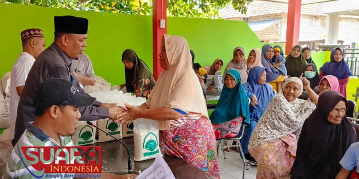 Ramadhan Berkah, Kades Sapeken Bagi Zakat Untuk 2000 Penerima