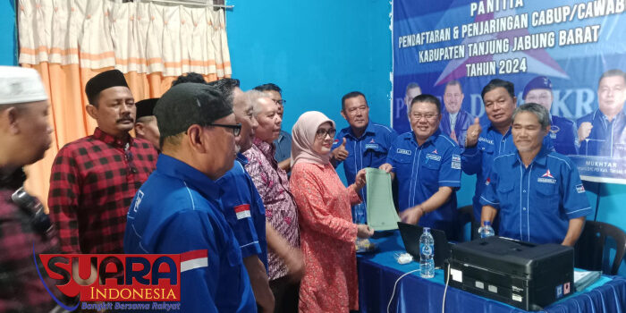 Mantan Bupati 2 Periode Turun Gunung, Dampingi Sang Istri Kembalikan Berkas Pendaftaran ke Demokrat