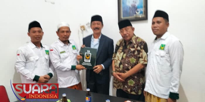 Didampingi Mantan Gubernur Jatim, Fattah Jasin Orang Pertama Mengambil Formulir Bacabup di DPC PBB