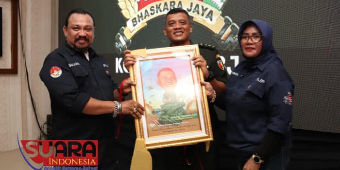 PIJP Berikan Kenang Pisah Kado Karikatur ke Letkol Inf Ubaydillah