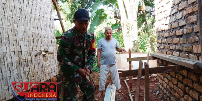 Menyatu Dengan Warga, Babinsa Batu Bintang Bantu Pemasangan Atap Kamar Mandi dan Sapiteng