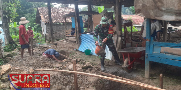 Babinsa Tagangser Laok Koramil 0826-10 Waru Bantu Warga dalam Pembangunan Rumah