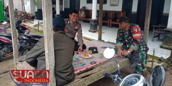 Anggota Koamil 0826-07 Pegantenan Bersama Babinkamtibmas Komsos Dengan Warga