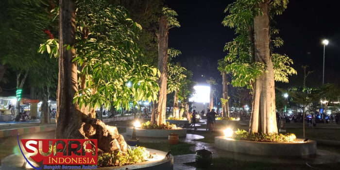 Memperindah Alun Alun Trunojoyo Dimalam Hari, 8 Pohon Pule Besar Diberi Lampu Sorot