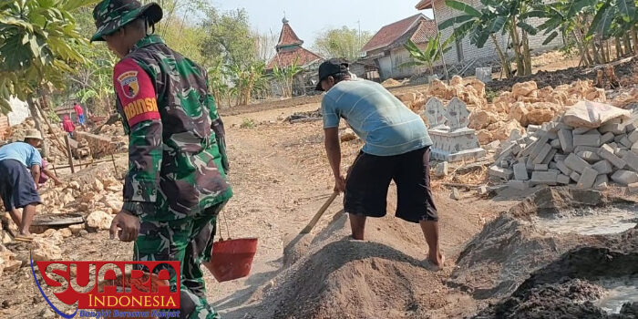 Dukung Pembangunan, Babinsa Koramil 0826-02 Tlanakan Laksanakan Giat Gotong Royong Bangun Plengsengan