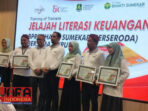 Jelajah Literasi Keuangan, 6 Penulis Terbaik Menerima Penghargaan dari Dirut BPRS Bhakti Sumekar 10 Jelajah Literasi Keuangan, 6 Penulis Terbaik Menerima Penghargaan dari Dirut BPRS Bhakti Sumekar