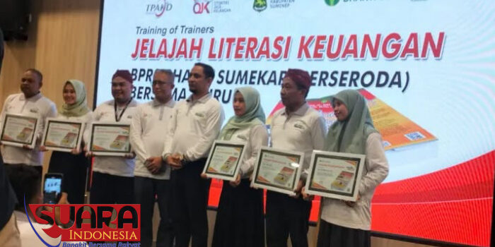 Jelajah Literasi Keuangan, 6 Penulis Terbaik Menerima Penghargaan dari Dirut BPRS Bhakti Sumekar