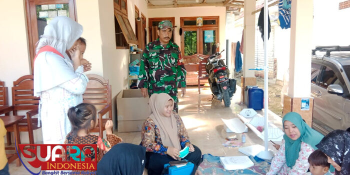 Babinsa Posramil 0826-12 Kadur Dampingi Kegiatan Posyandu Bersama Bidan Desa