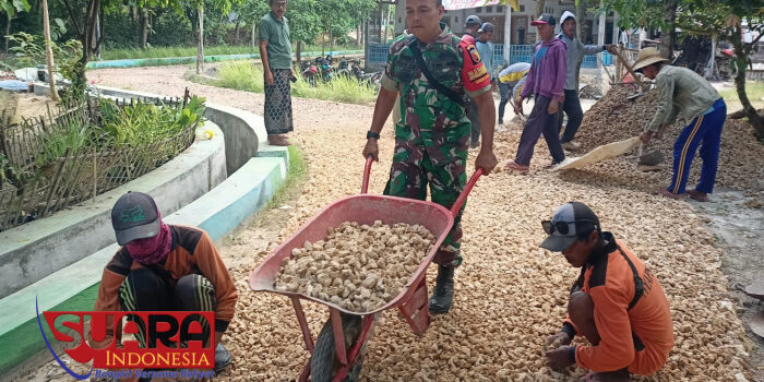 Babinsa Desa Nyalabu Daya Koramil 0826-01 Pamekasan Turut Serta Dalam Pengaspalan