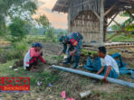 Peduli Petani, Babinsa Koramil 0826-02 Tlanakan Bantu Warga Pasang Pipa Saluran Air 6 Peduli Petani, Babinsa Koramil 0826-02 Tlanakan Bantu Warga Pasang Pipa Saluran Air