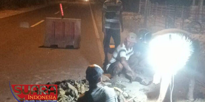 PUDAM Trunojoyo Sampang Perbaiki Kebocoran Pipa Transmisi Hingga Malam Hari