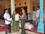 Babinsa Desa Klompang Koramil 0826-09 Pakong Dampingi Penyaluran Bantuan Beras