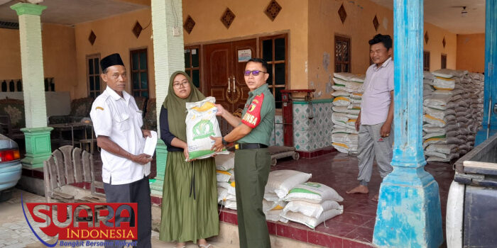 Babinsa Desa Klompang Koramil 0826-09 Pakong Dampingi Penyaluran Bantuan Beras