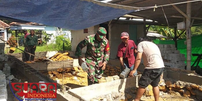 Koramil 0826-10 Waru Gotong-royong Bangunan Rumah Bersama Warga