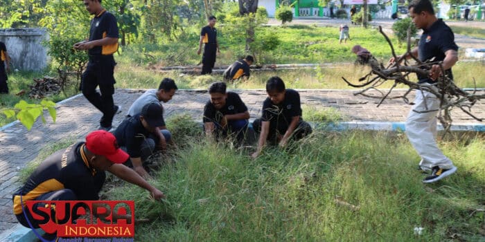 Sambut Hari Bhayangkara Ke-78, Polres Pamekasan Bersama Media dan Komunitas Vespa Bersih-Bersih TMP