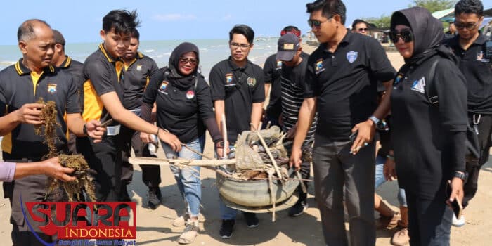 Sinergi Polri, Media dan Komunitas Vespa Bersama Polres Pamekasan Gelar Bersih-Bersih di Pantai Jumiang