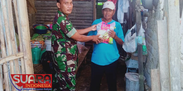 Babinsa Desa Toronan Koramil 0826-01 Pamekasan Laksanakan Kegiatan Patroli dan Berikan Bantuan Sembako