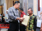 Menteri ATR/BPN Agus Harimurti Yudhoyono Serahkan Sertifikat Tanah Elektronik Pertama di Kalbar 13 Menteri ATR/BPN Agus Harimurti Yudhoyono Serahkan Sertifikat Tanah Elektronik Pertama di Kalbar
