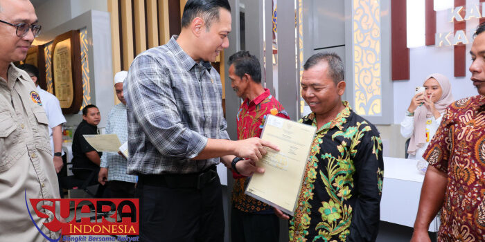 Menteri ATR/BPN Agus Harimurti Yudhoyono Serahkan Sertifikat Tanah Elektronik Pertama di Kalbar